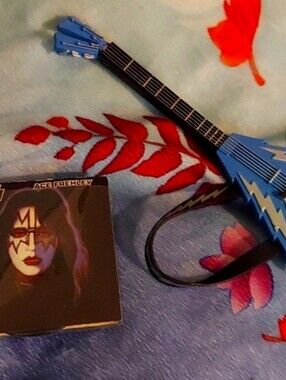 TODD MCFARLANE "Ace Frehley" f/ 💋 Mini Vinyl Album w/ Cover & Ace's Guitar